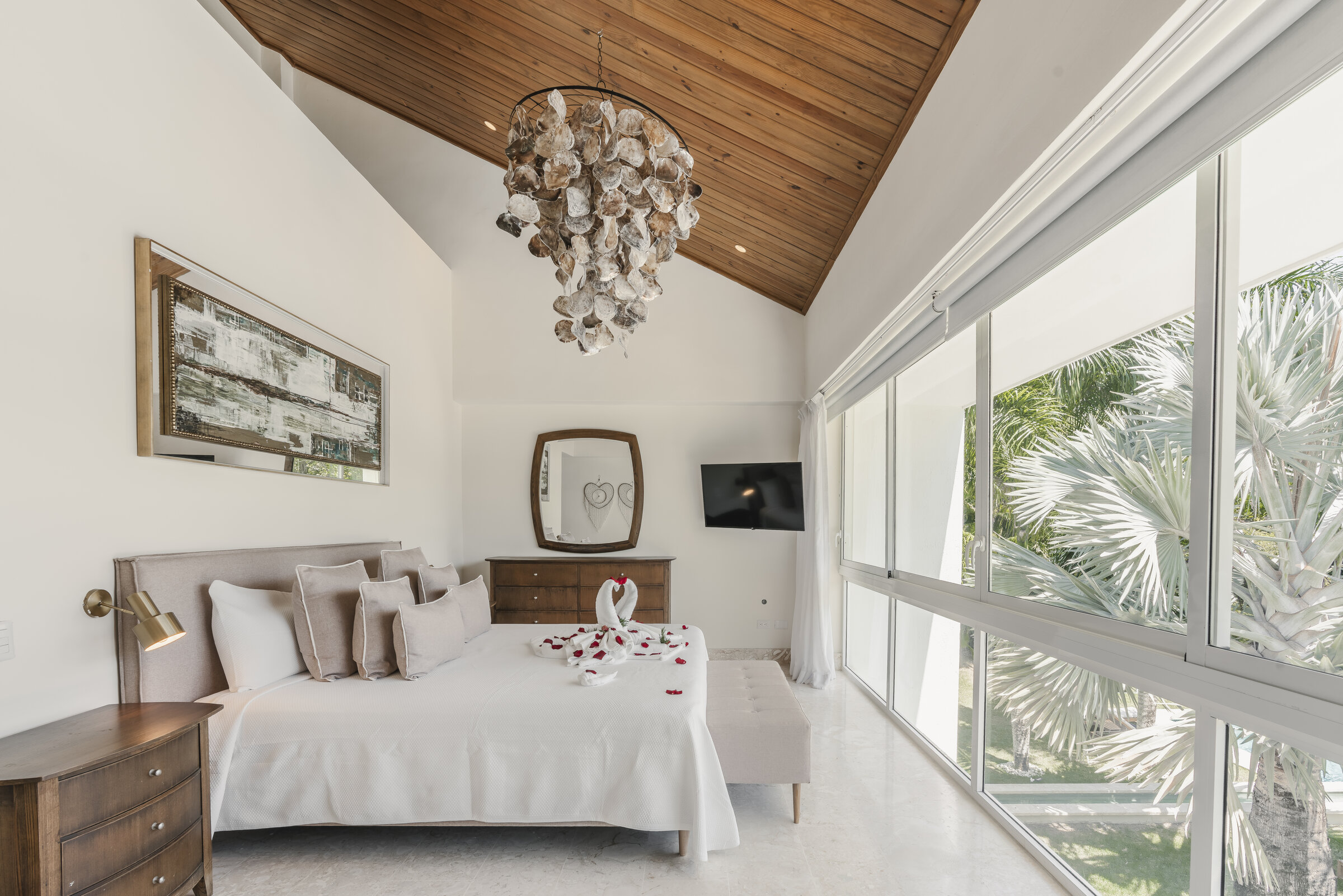 Master Suite Villa Eden — dormitorio con araña de conchas