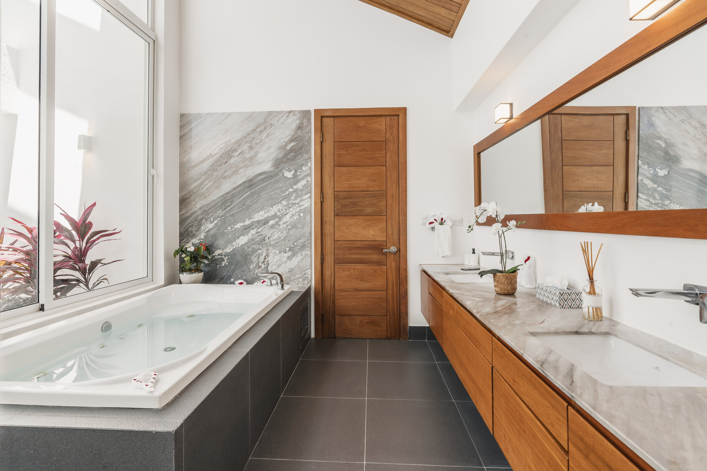 Master Suite Villa Eden — baño en suite con jacuzzi y doble vanity