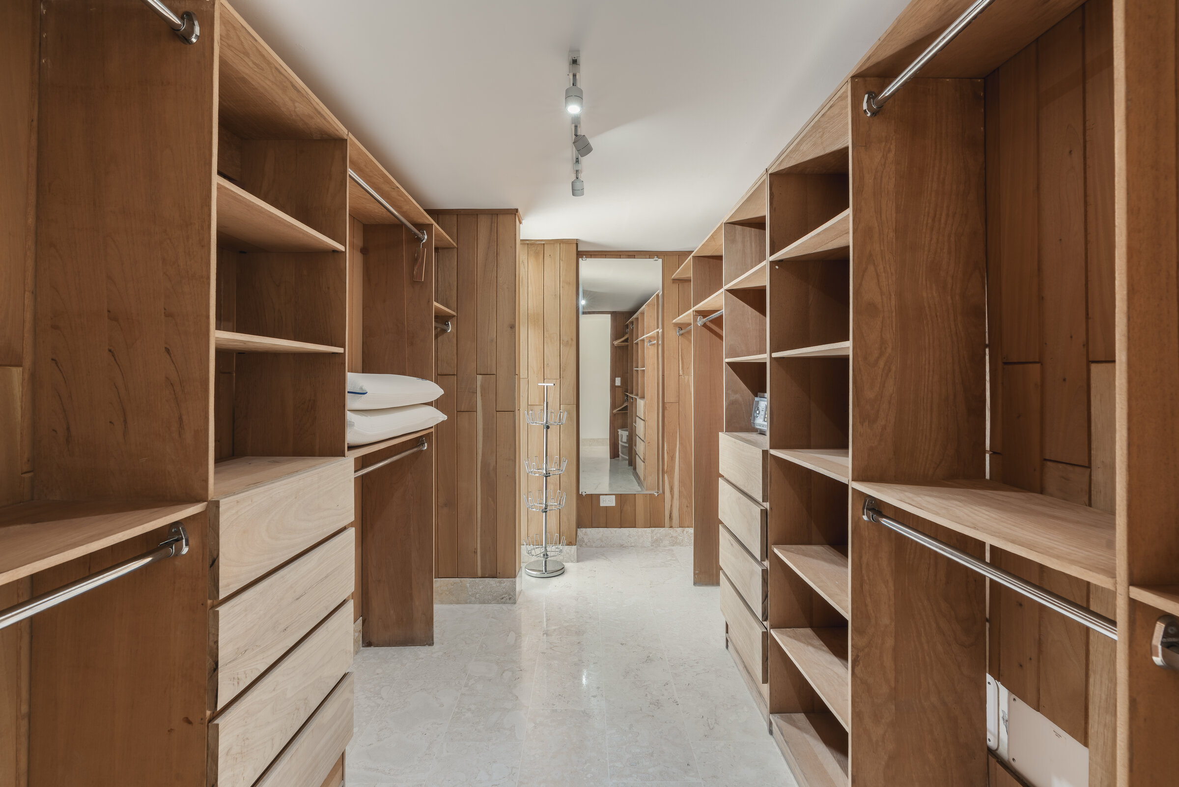 Master Suite Villa Eden — walk-in closet de madera