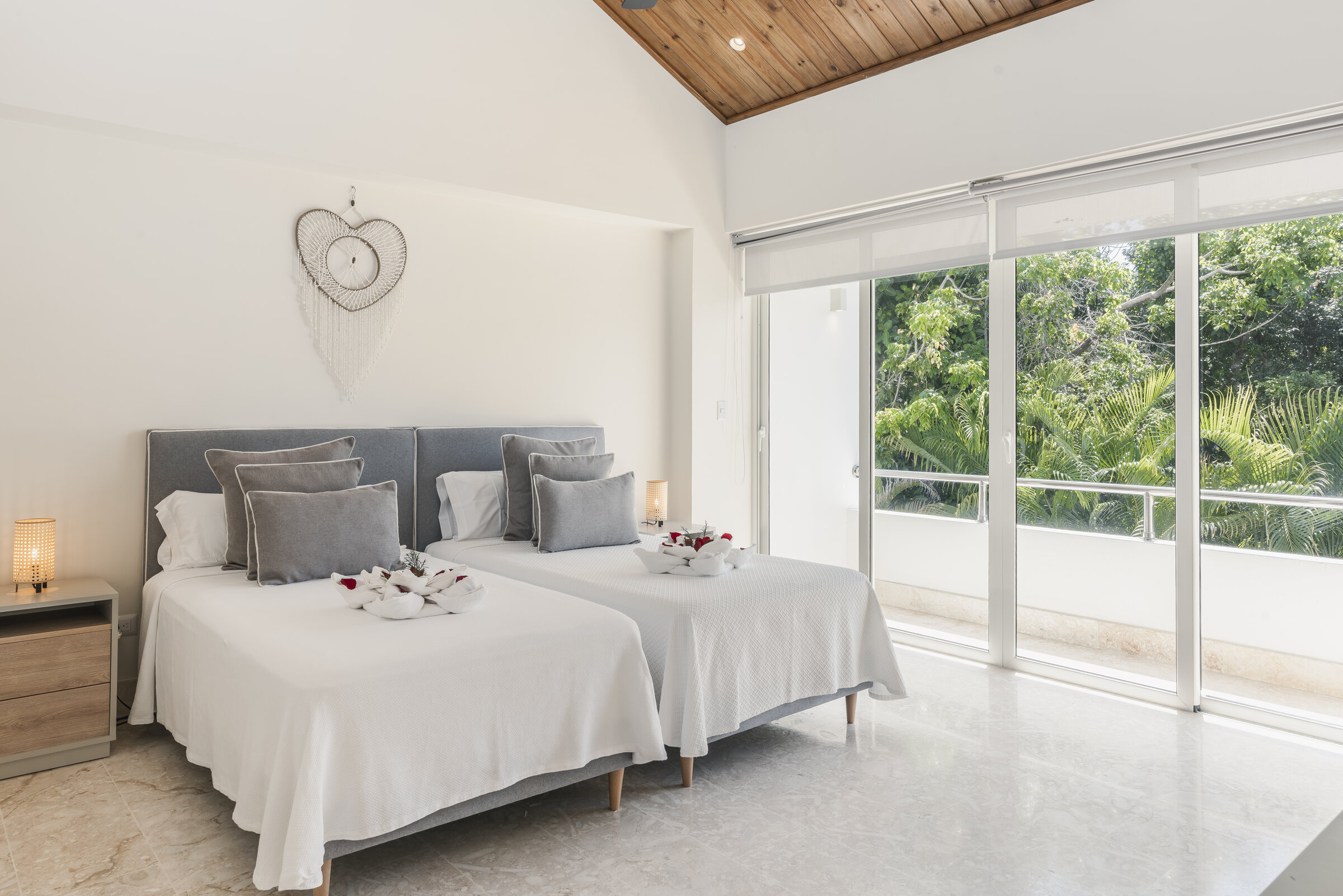 Habitación Isla Catalina Villa Eden — dormitorio con camas individuales y vista al bosque